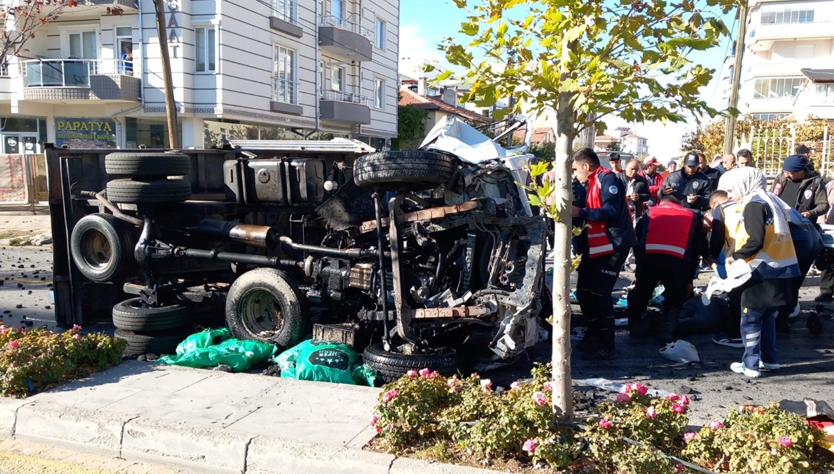 Kömür yüklü kamyon otomobile çarpıp devrildi: Bir kişi yaşamını yitirdi, 6 kişi yaralı