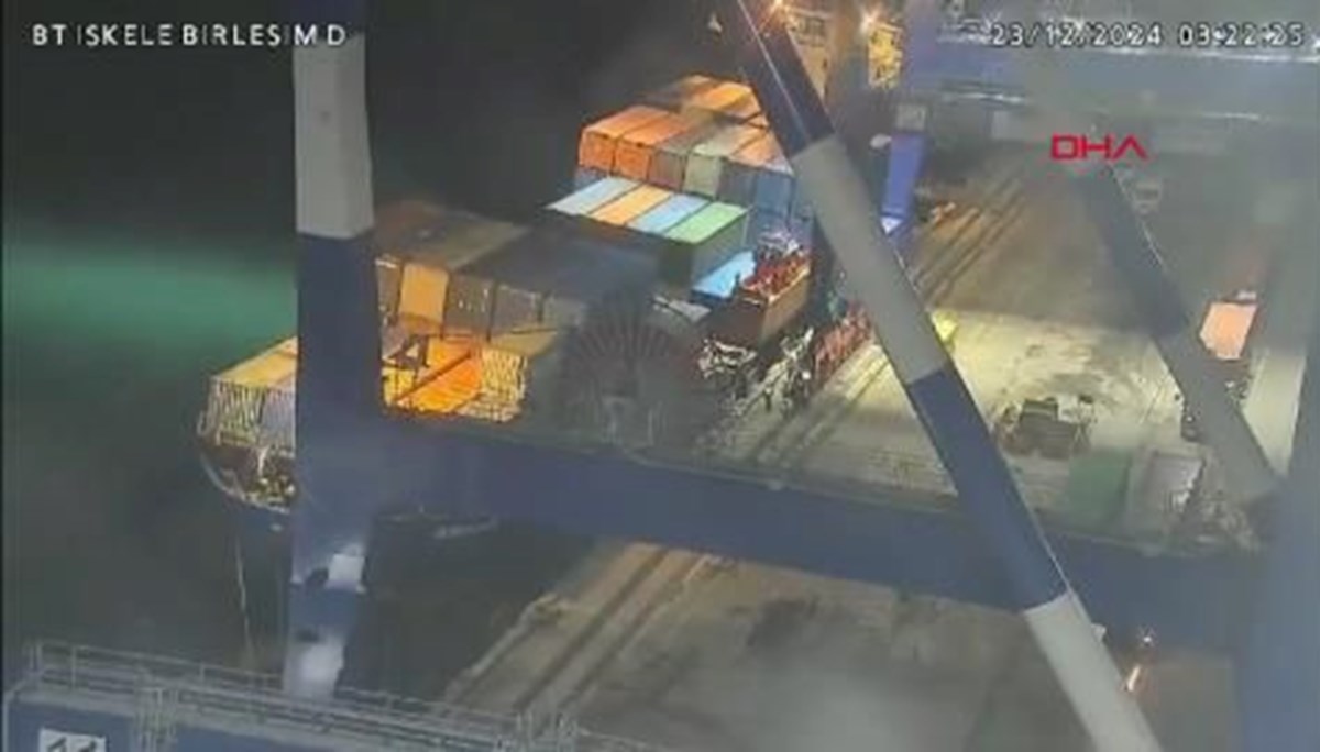 İstanbul Ambarlı'da konteyner yüklü gemi yan yattı İstanbul Ambarlı'da konteyner yüklü gemi yan yattı