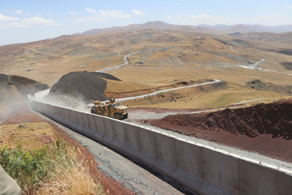 İran sınırında kaçak geçişleri engellemek için beton duvar örülüyor - 20