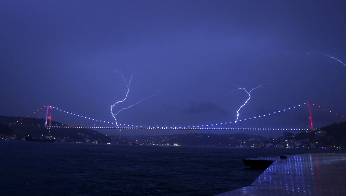 İstanbul'da yıldırımlı gece