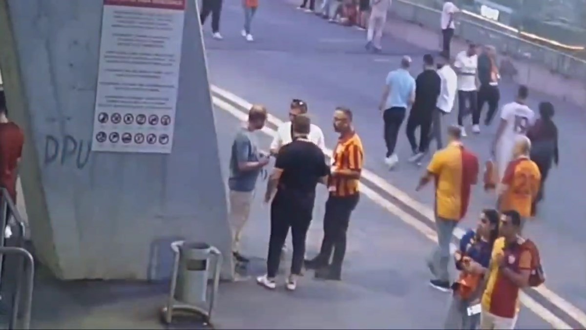 Şüpheliler sahte akreditasyon kartlarıyla yakalandı. Şüpheliler sahte akreditasyon kartlarıyla yakalandı.