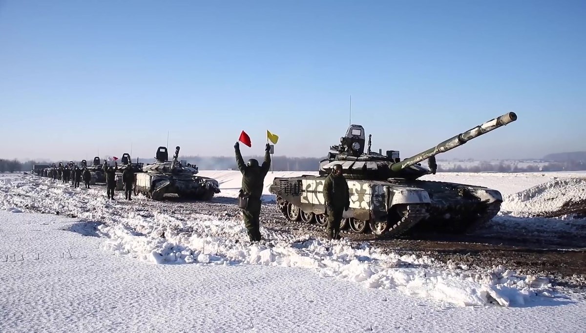 Rusya'nın batı ve güney bölgelerinde bazı askeri birlikler üslerine dönüyor