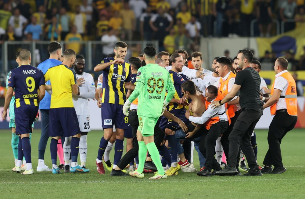 Ankara'da sahaya giren taraftar Beşiktaşlı futbolculara saldırdı - 14