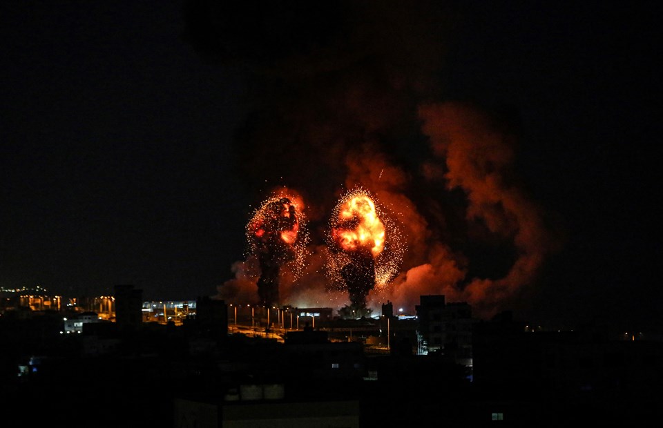 İsrail savaş uçakları Gazze'de Hamas'a ait noktaları vurdu - 1
