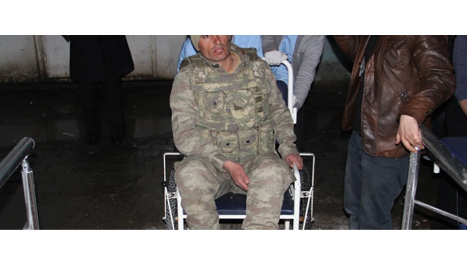 Askeri araç kaçakçıların çukuruna girdi