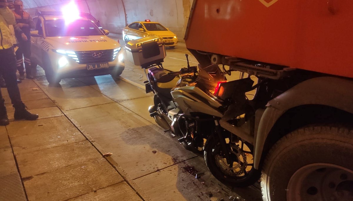 Bomonti Tüneli’nde trafiği durduran kaza: Temizlik aracına ok gibi saplandı Bomonti Tüneli’nde trafiği durduran kaza: Temizlik aracına ok gibi saplandı