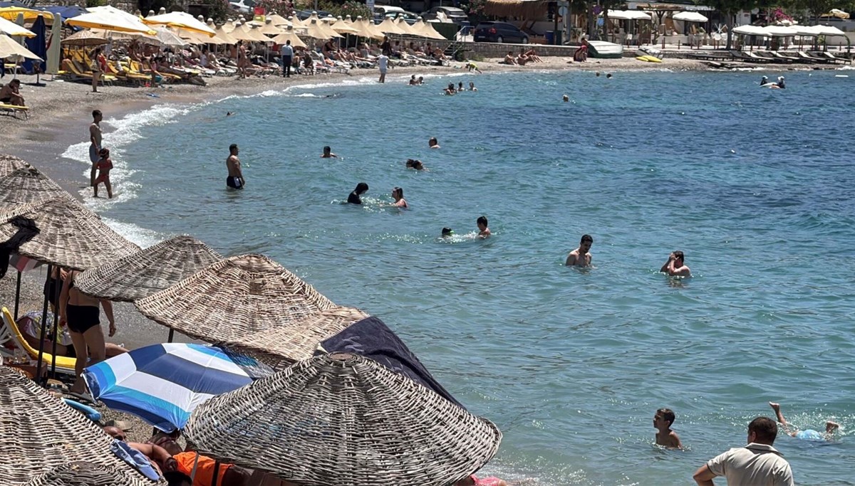 Hava sıcaklığı 36 dereceye ulaştı: Serinlemek isteyen sahile koştu