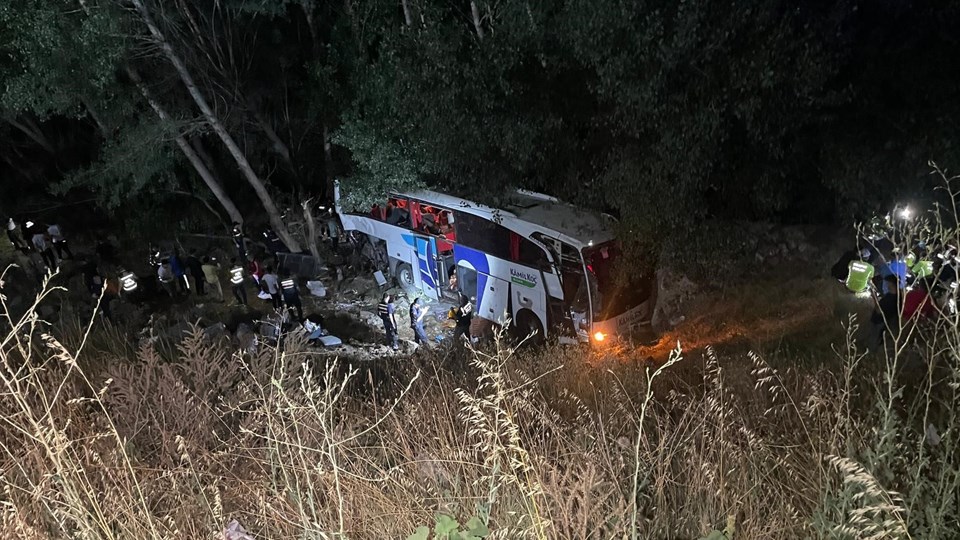 SON DAKİKA HABERİ: Yozgat'ta yolcu otobüsü devrildi: 12 ölü, 19 yaralı - 1