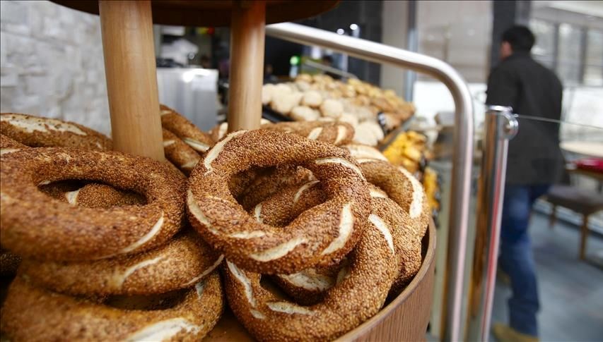 Simit kağıt üzerinde 15, sokakta 20 lira