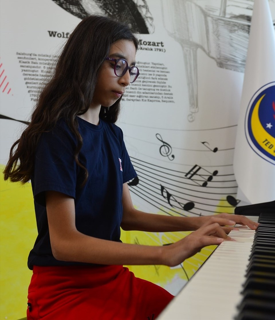 Şanlıurfa'da 11 yaşındaki Defne Ekmekçi'ye uluslararası piyano yarışmasında birincilik - 1