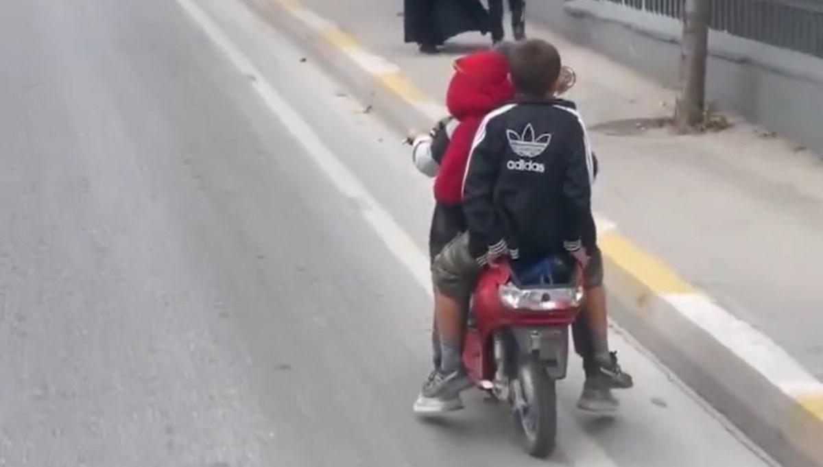 İstanbul'da 3 çocuğun tehlikeli yolculuğu kamerada İstanbul'da 3 çocuğun tehlikeli yolculuğu kamerada