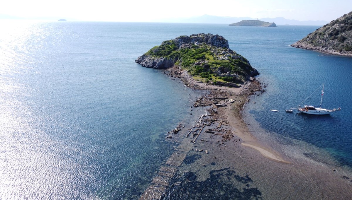 Tavşan Adası'ndaki tarihi surlar ortaya çıktı