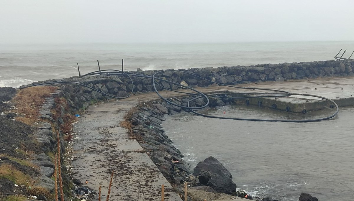 Giresun'da fırtına balık kafeslerini kıyıya sürükledi