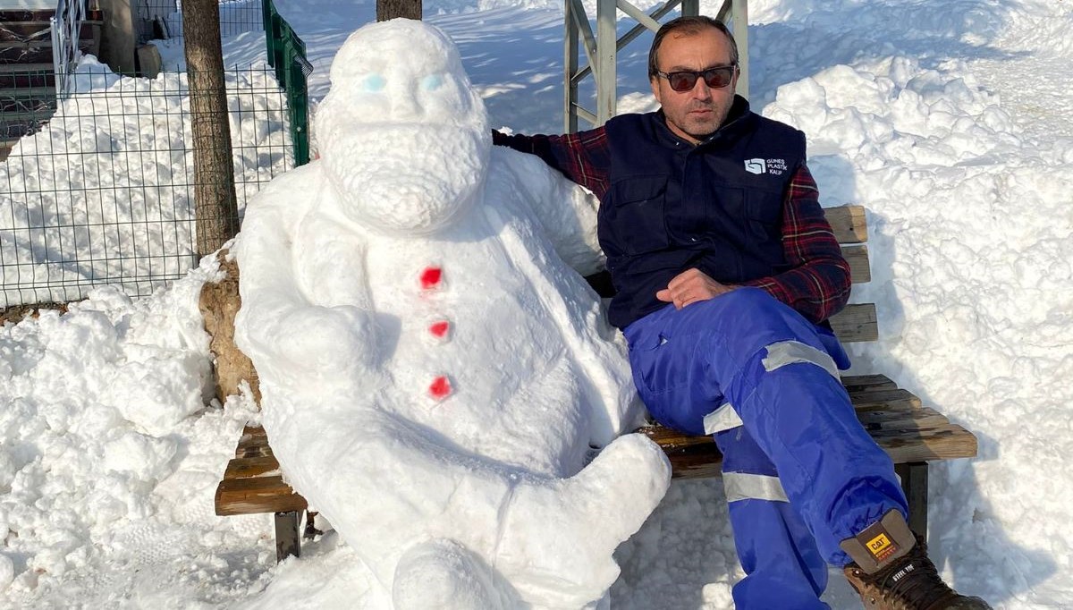 Köy muhtarı 'kardan dede' yaptı Köy muhtarı 'kardan dede' yaptı