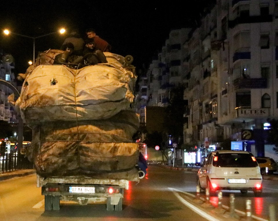 Antalya'da kamyon üzerinde tehlikeli yolculuk - 1