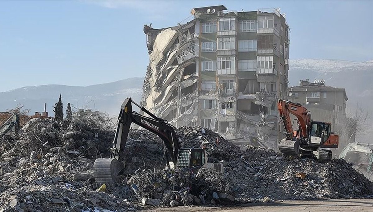 17 Ağustos 1999 depreminde yaşananlar hafızalardaki yerini koruyor: 17 Ağustos depremi kaç şiddetindeydi, depremde kaç kişi öldü, yaralandı?