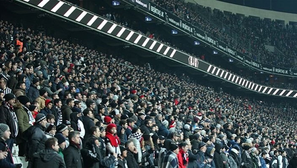 Beşiktaş'ta yönetime protesto: Taraftarlar sahaya sırtını döndü