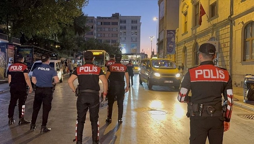 4 saat içinde yüzlerce gözaltı