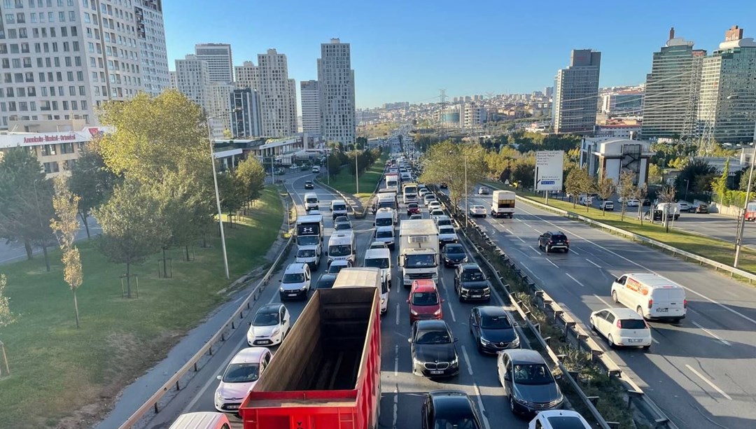Gişelerde yenileme trafiği: İstanbul'da araçlar adım adım ilerliyor
