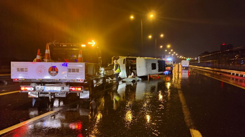 TEM'de servis minibüsü devrildi: 1 ölü, 1 yaralı - 1