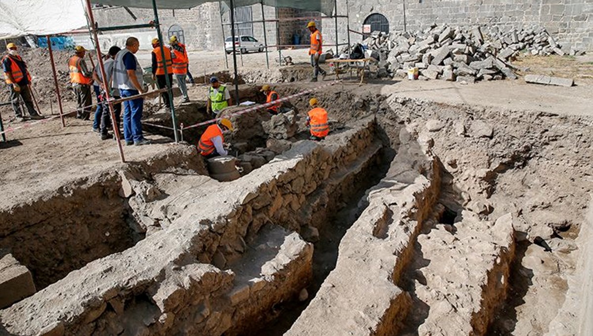 Diyarbakır'daki Amida Höyük'te Artuklu Sarayı'nın doğu surlarının temeli ortaya çıkarılacak Diyarbakır'daki Amida Höyük'te Artuklu Sarayı'nın doğu surlarının temeli ortaya çıkarılacak