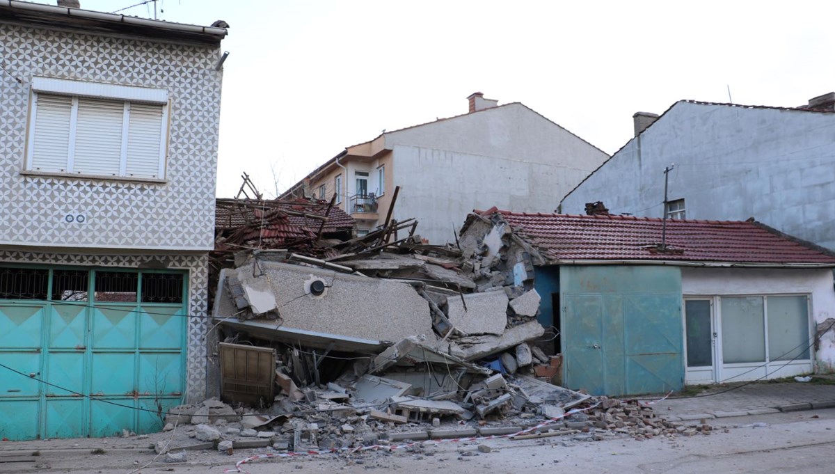 Eskişehir'de 2 katlı boş bina çöktü Eskişehir'de 2 katlı boş bina çöktü