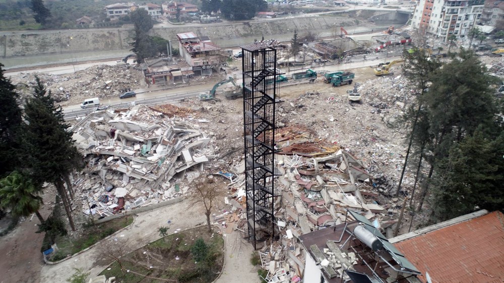 7 katlı binadan geriye yangın merdiveni kaldı - 7