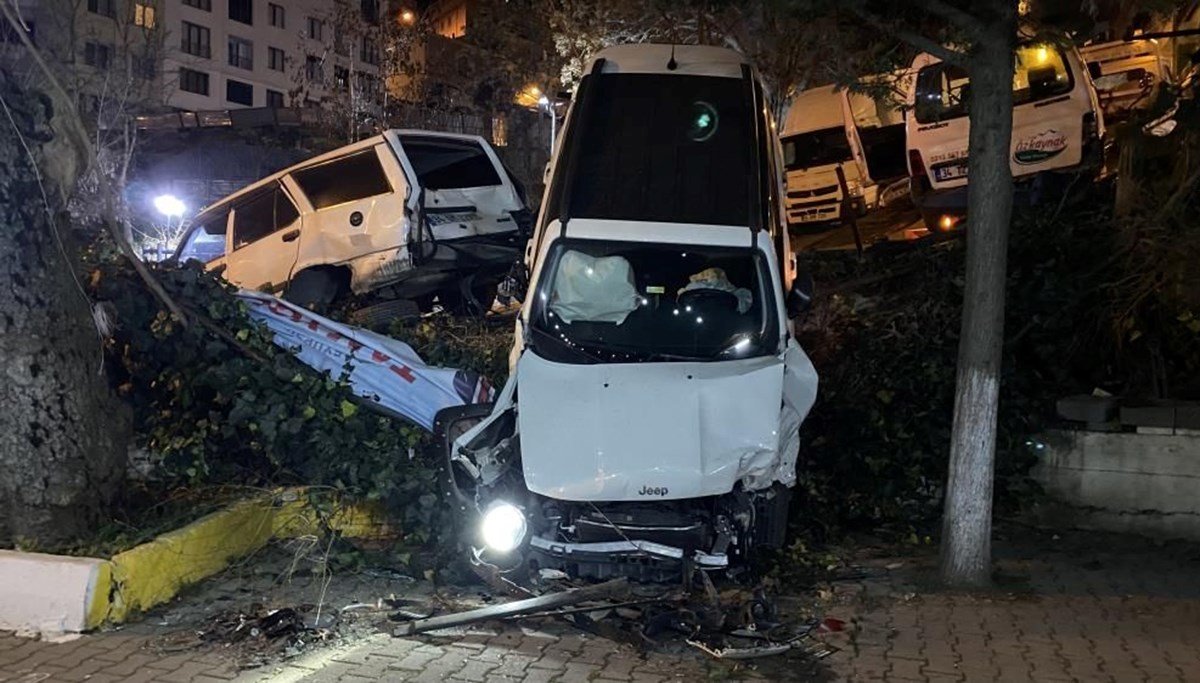 Eyüpsultan'da araç sürücüsü virajı alamadı: Çay bahçesine uçtu Eyüpsultan'da araç sürücüsü virajı alamadı: Çay bahçesine uçtu