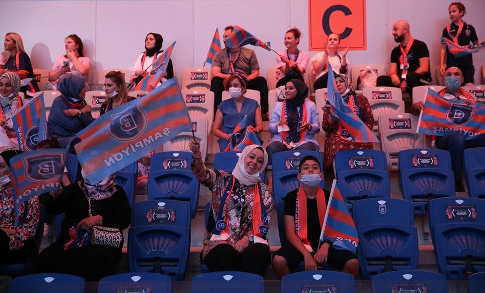 Medipol Başakşehir, şampiyonluk kupasını kaldırdı - 16