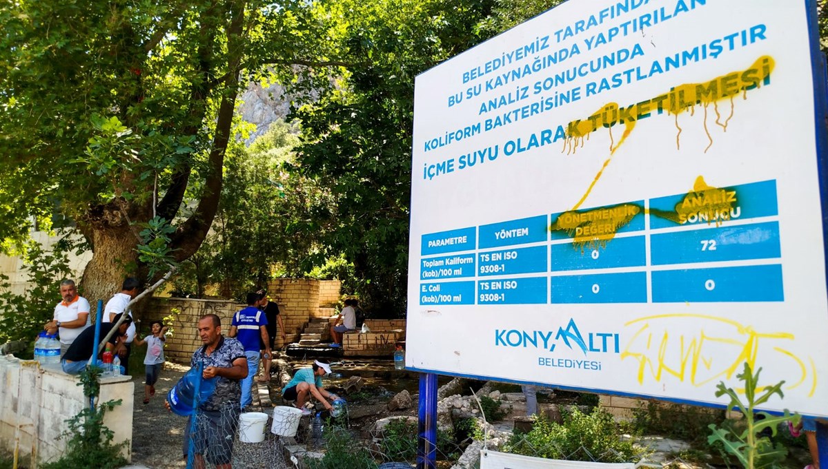 Damacanalar zamlandı, çeşmelerde kuyruk oluştu: Bakteri uyarısını boyayla kapatıp, bidonları doldurdular Damacanalar zamlandı, çeşmelerde kuyruk oluştu: Bakteri uyarısını boyayla kapatıp, bidonları doldurdular