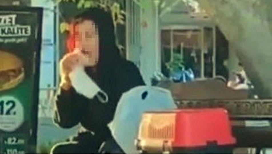 Beslediği hamsterı önce tokatladı, sonra ısırmaya çalıştı