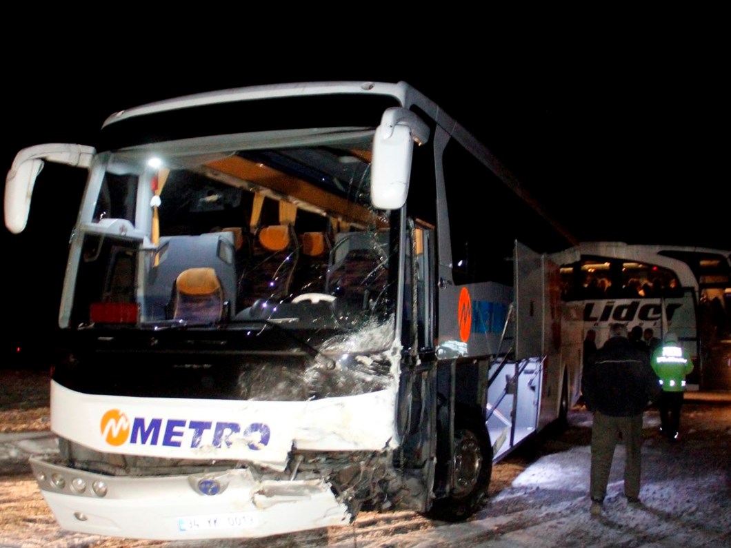 Kayseri De Yolcu Otobusu Ile Otomobil Carpisti 2 Olu 1 Yarali Ntv