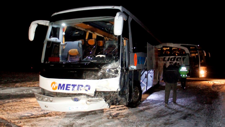Kayseri De Yolcu Otobusu Ile Otomobil Carpisti 2 Olu 1 Yarali Ntv