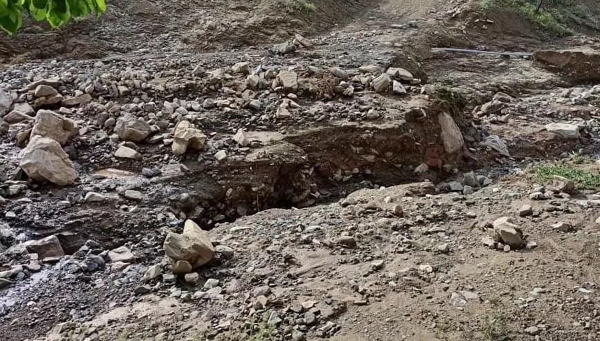 Sağanak sonrası köy yolu çöktü Sağanak sonrası köy yolu çöktü