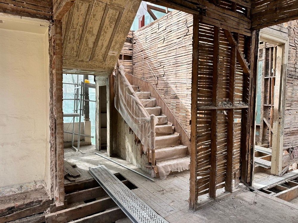 Duvara Gizlenmiş Aşk: Müzede 61 Yıllık Sır Ortaya Çıktı 75 G3H nsoO6UObBp2t2vJsIQ