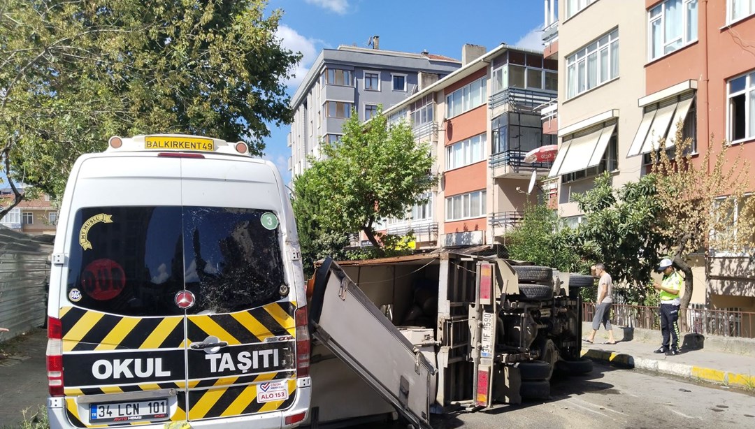 Maltepe'de süt yüklü kamyonet devrildi: 2 yaralı