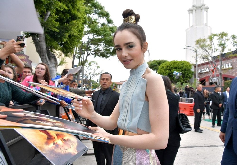 Lily Collins: Prens Charles'ın kafasına telefon fırlattım - 4