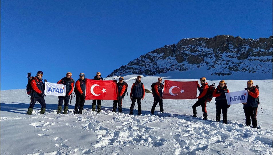 Van'da Sarıkamış şehitleri Erek Dağı'nın zirvesinde anıldı