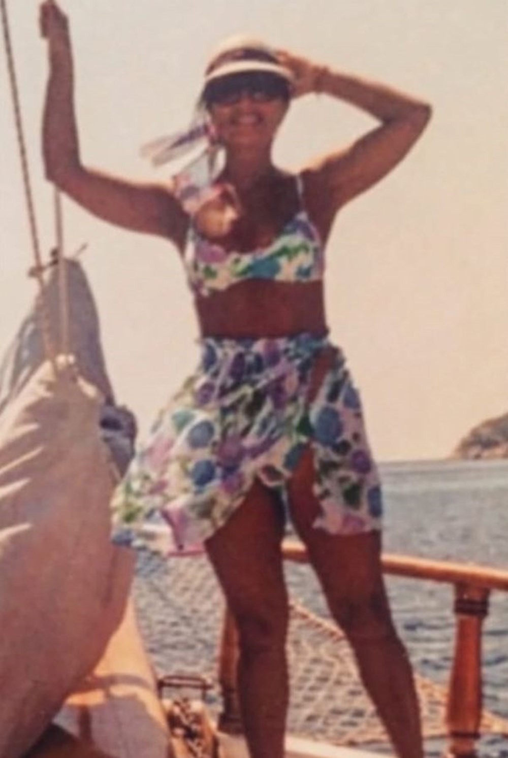 Su Burcu Yazgı Coşkun'dan nostaljik kare (Ünlülerin çocukluk ve gençlik halleri) - 4