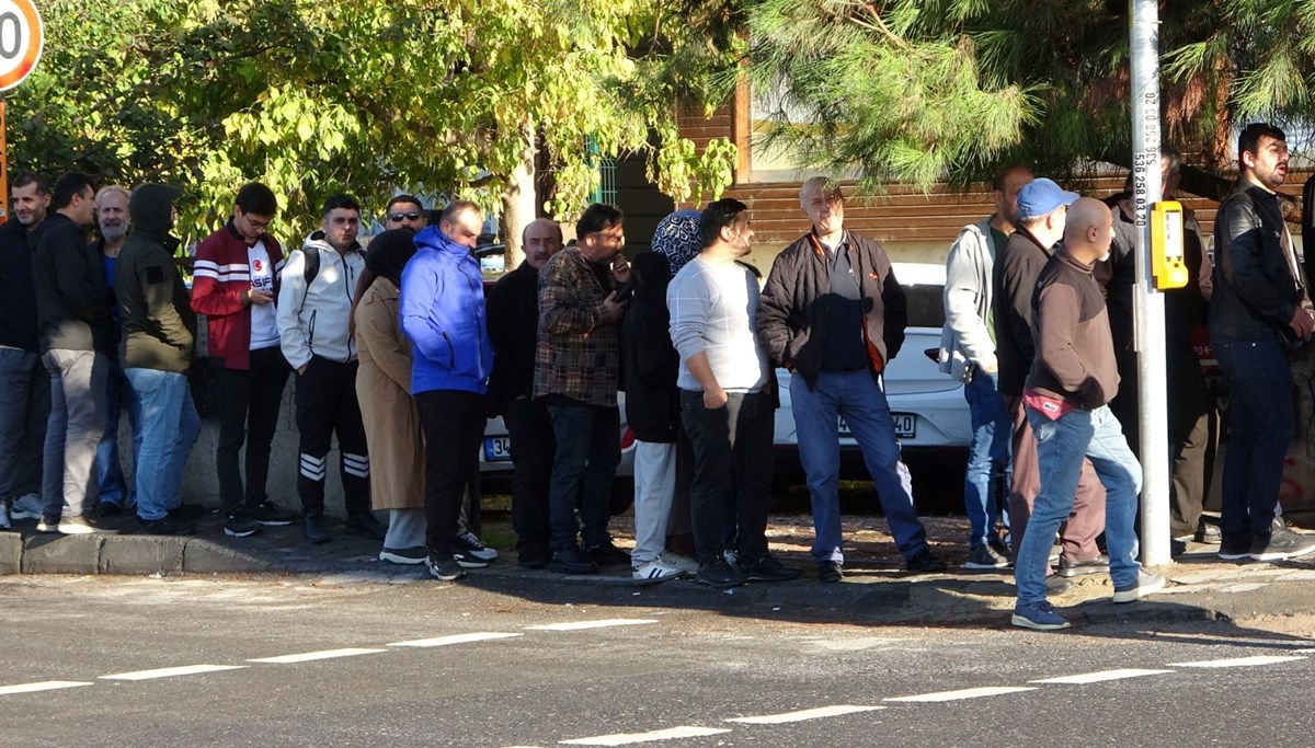 Metrelerce kuyruk oldu: 100 liraya alabilmek için saatlerce beklediler Metrelerce kuyruk oldu: 100 liraya alabilmek için saatlerce beklediler