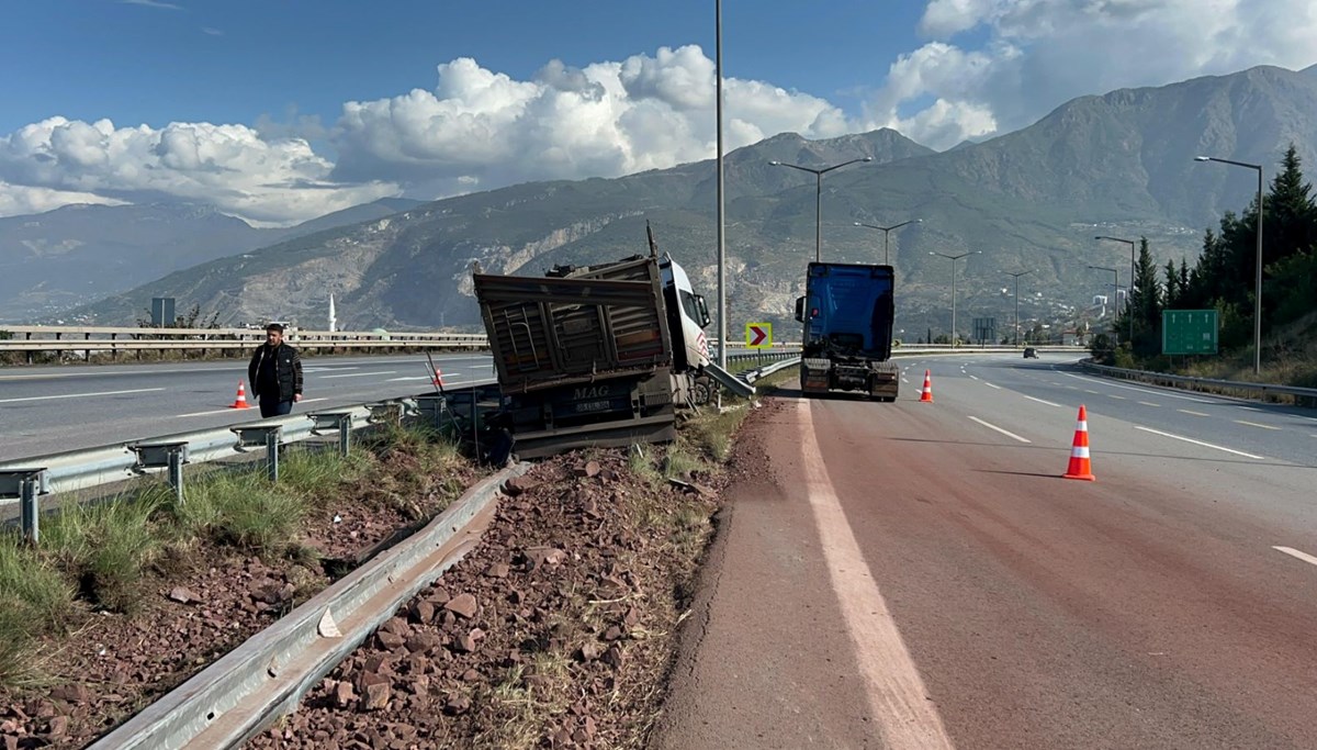 Hatay'da bariyere çarpan kamyon sürücüsü yaralandı