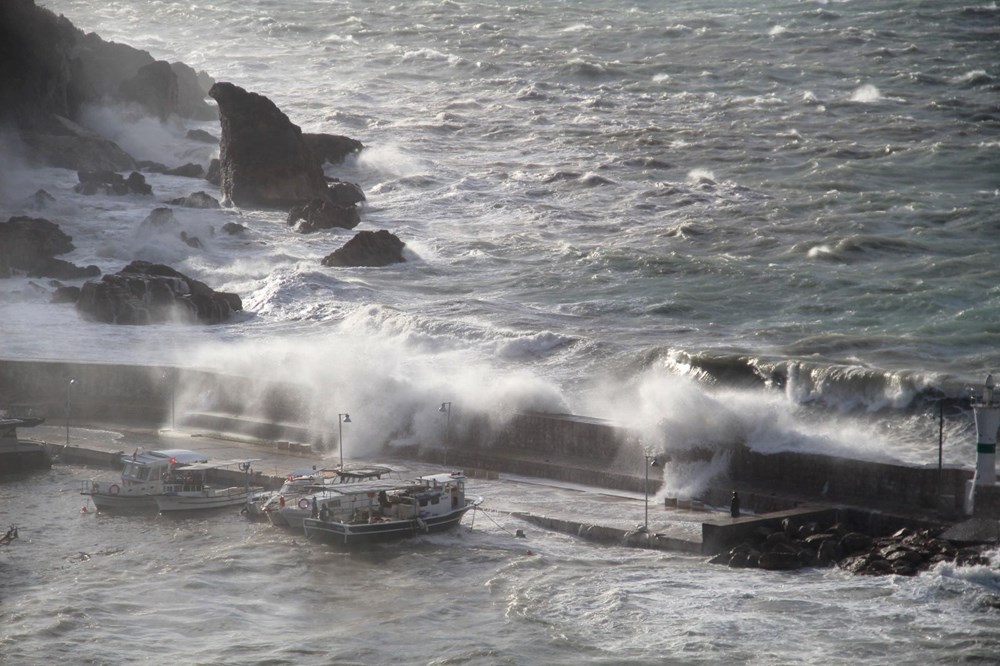 Antalya'da dev dalgalar yat limanını yuttu: 1 tur, 2 balıkçı teknesi battı - 4