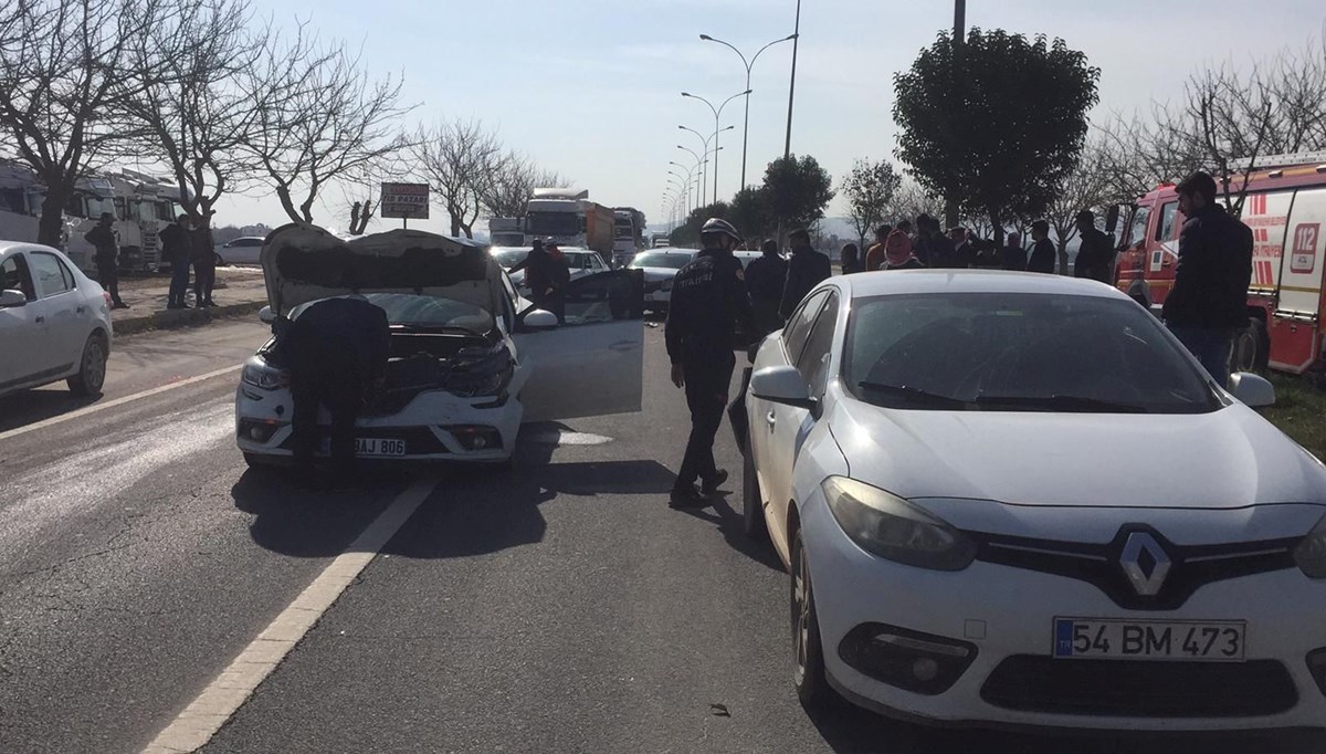 Şanlıurfa'da 5 araç birbirine girdi: 11 yaralı Şanlıurfa'da 5 araç birbirine girdi: 11 yaralı