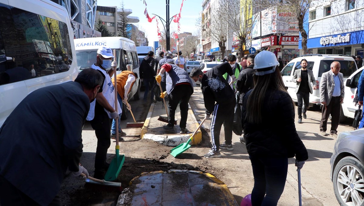 Van’da olaylar sona erdi, yapılan çağrılarla sokaklar temizlenmeye başlandı