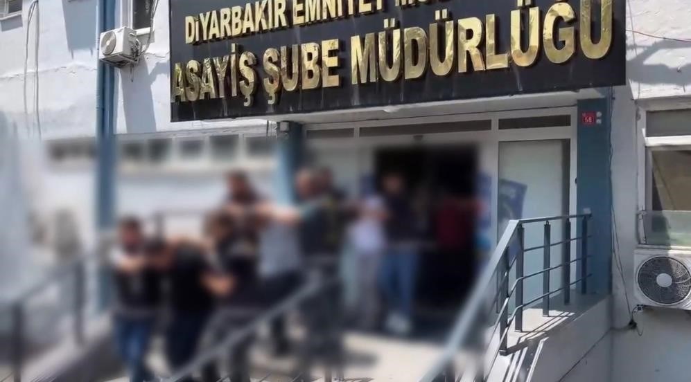 Emniyetteki işlemleri tamamlanan beş kişi, adliyeye sevk edildil