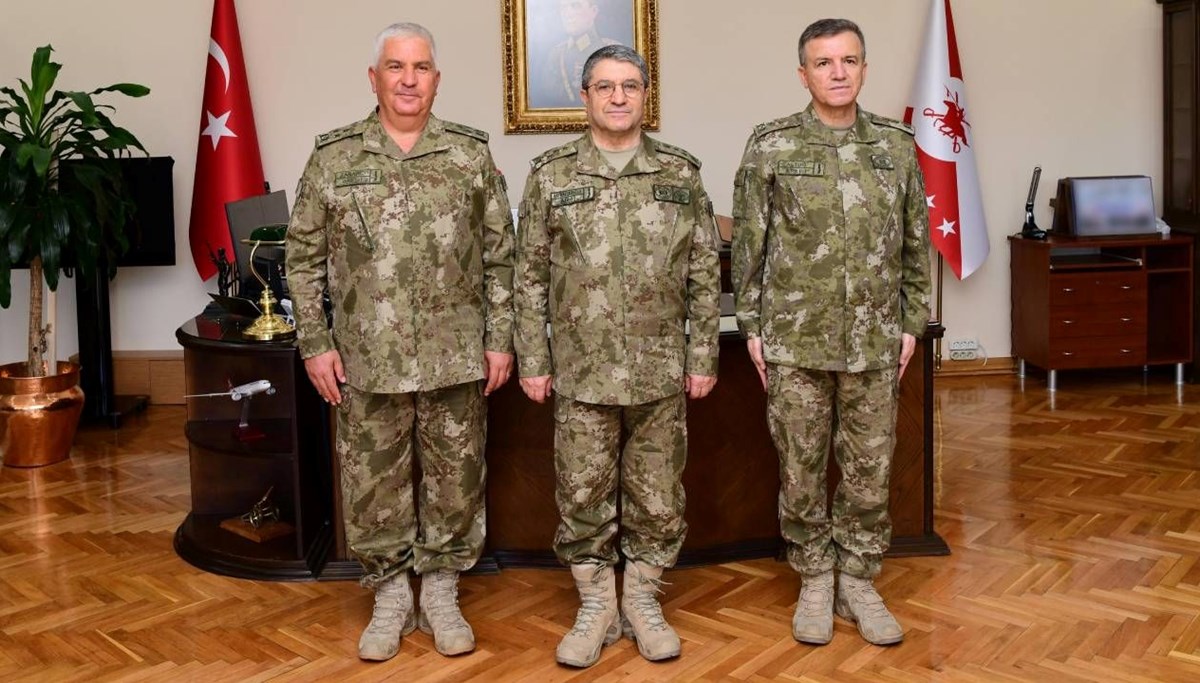 Komutanlıklarda devir teslim töreni