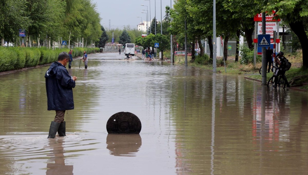 Kayseri'yi sağanak vurdu: Rögar kapakları yerinden çıktı Kayseri'yi sağanak vurdu: Rögar kapakları yerinden çıktı