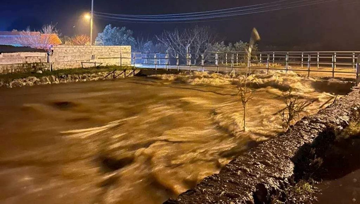İzmir'de sağanak etkili oldu