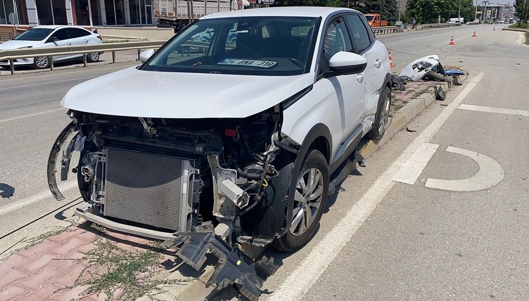 Beton mikseriyle temas eden araç refüje savruldu
