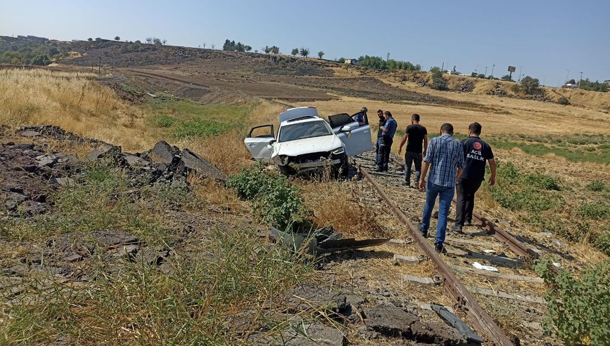 Otomobil rayların üzerine devrildi, 5 kişi yaralandı